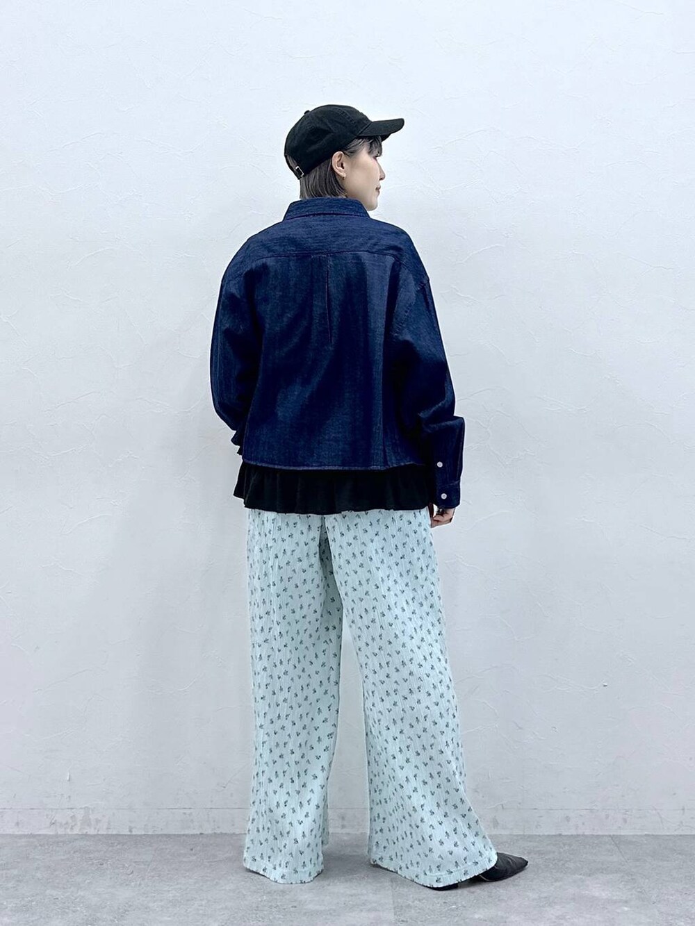 ブルー系のシャツ/ブラウス、ブルー系のスラックス、グレー系のタンクトップを着用したレディースの春コーディネートの6枚目の写真