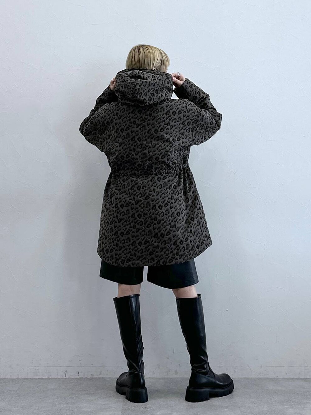 ブラック系のブーツ、ブラック系のスラックス、その他のダウンジャケット/コートを着用したレディースの秋コーディネートの6枚目の写真