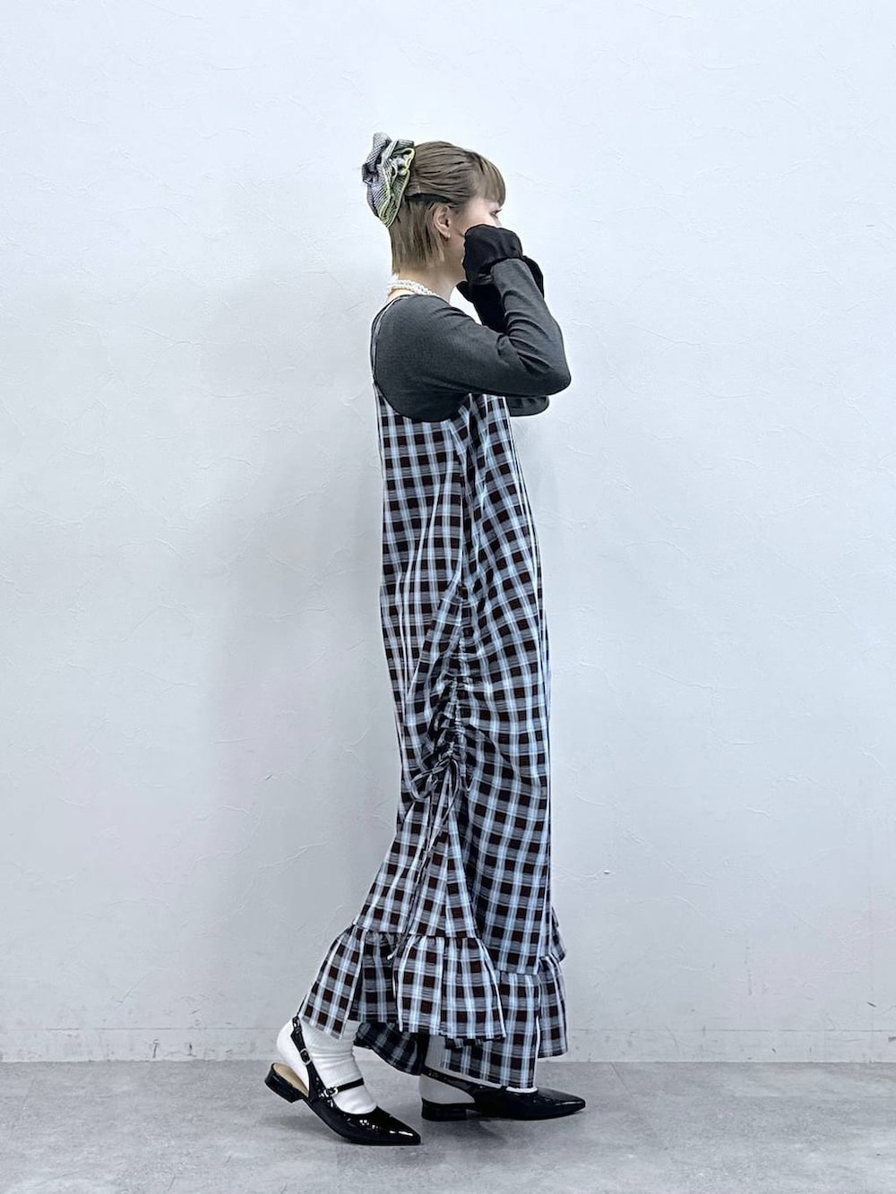 ブラック系のパンプス、ブラウン系のワンピース、グレー系のTシャツ/カットソーを着用したレディースの冬コーディネートの5枚目の写真