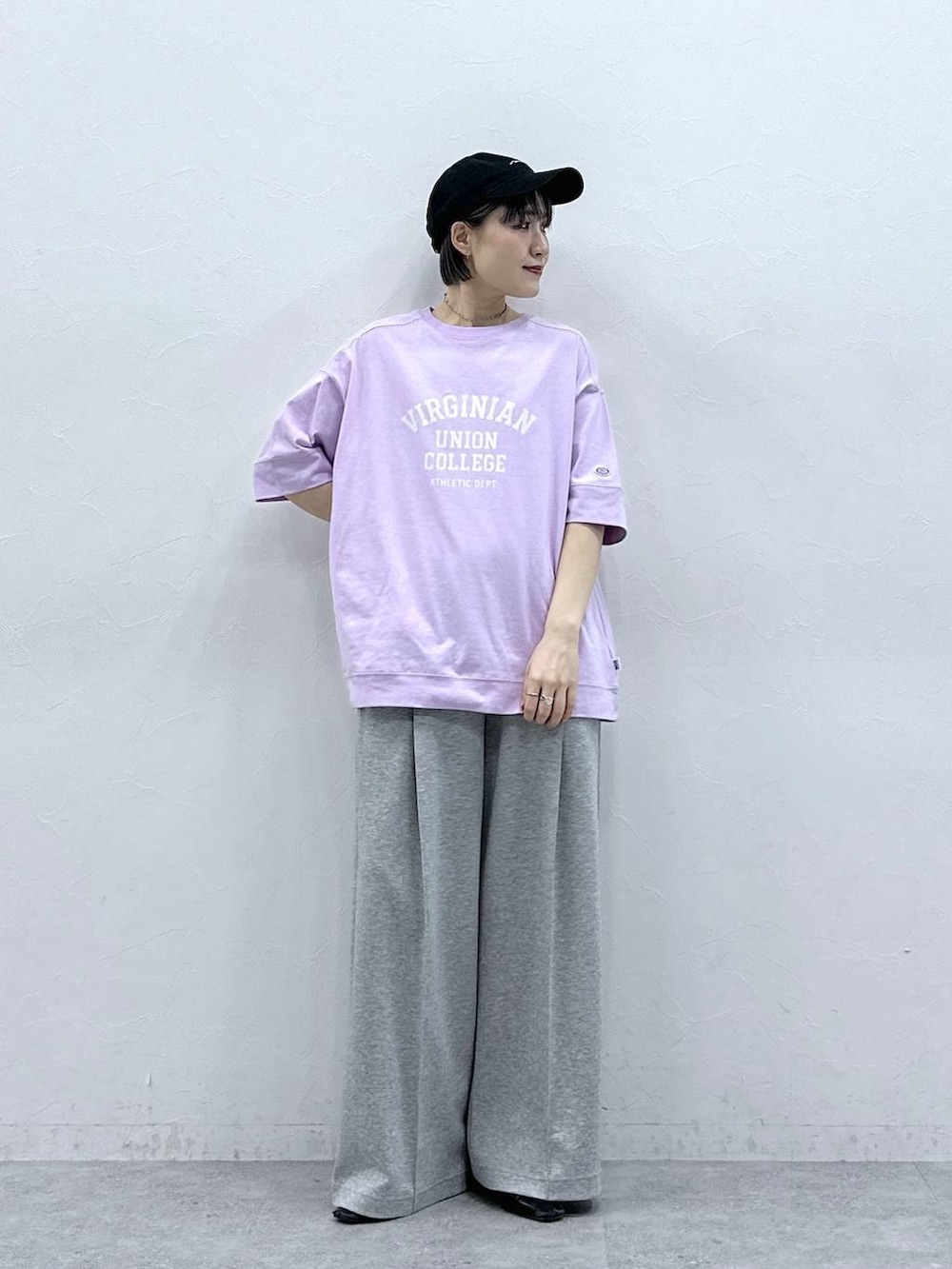 パープル系のTシャツ/カットソー、ブルー系のポロシャツ、グレー系のスウェットパンツを着用したレディースの春コーディネートの2枚目の写真