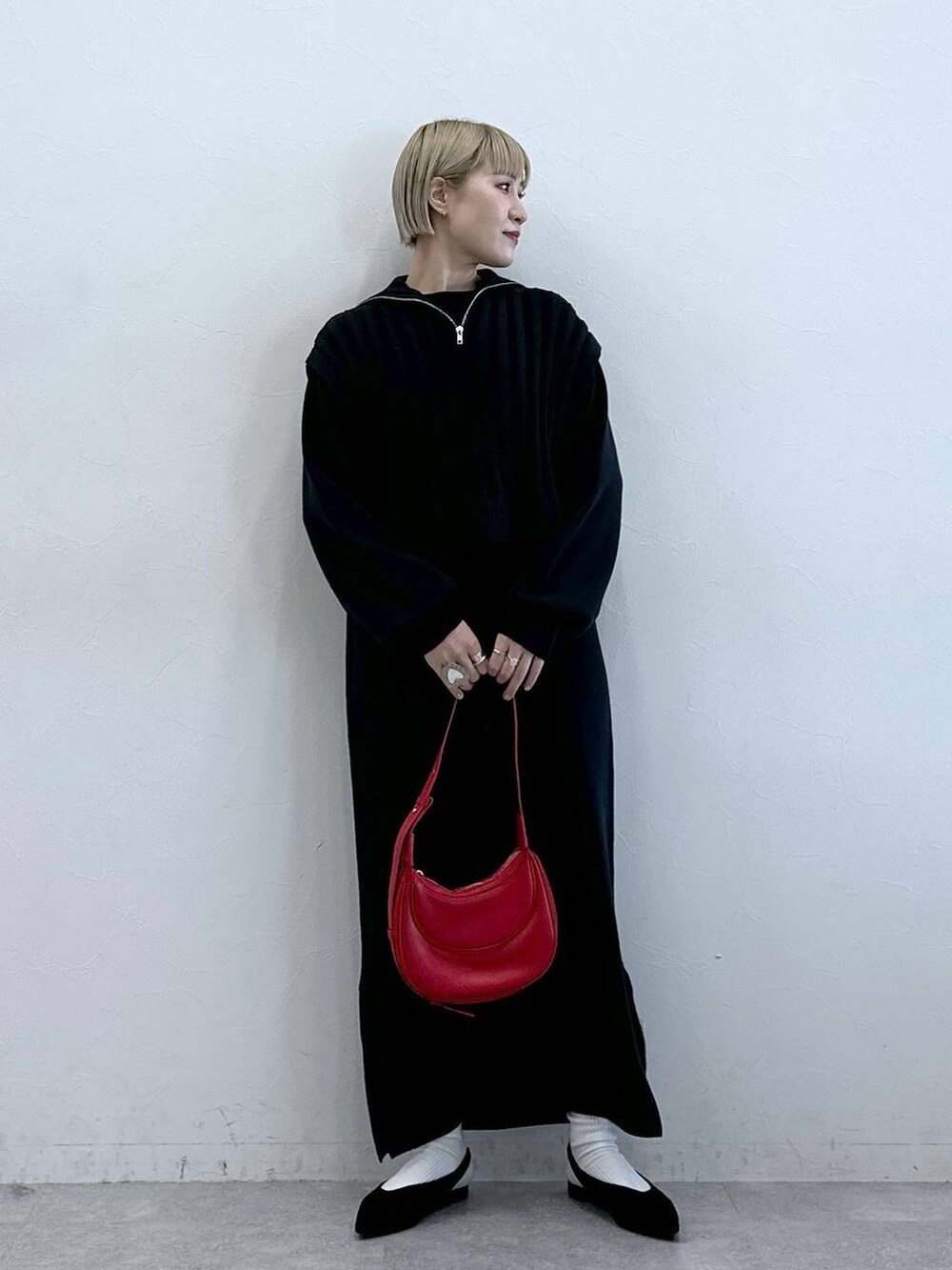 ブラック系のパンプス、レッド系のショルダーバッグ、ブラック系のワンピースを着用したレディースの冬コーディネートの5枚目の写真