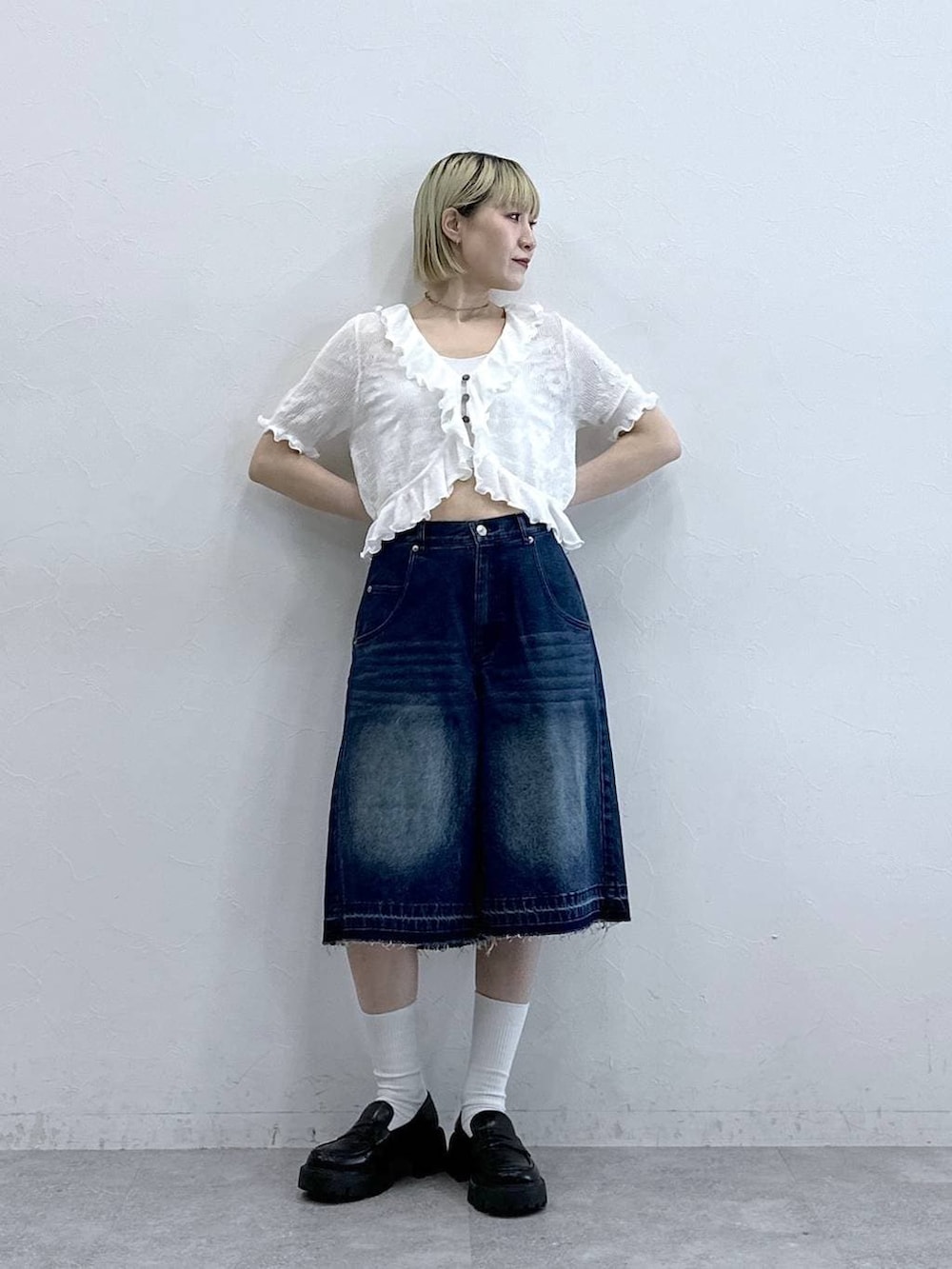 ブルー系のデニムパンツ、ブラック系のローファー、ホワイト系のカーディガン/ボレロを着用したレディースの夏コーディネートの3枚目の写真