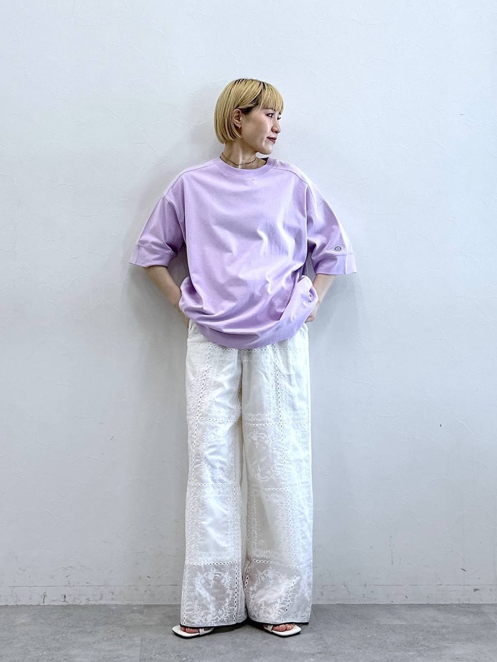 パープル系のTシャツ/カットソー、ホワイト系のその他パンツを着用したレディースの春コーディネートの2枚目の写真