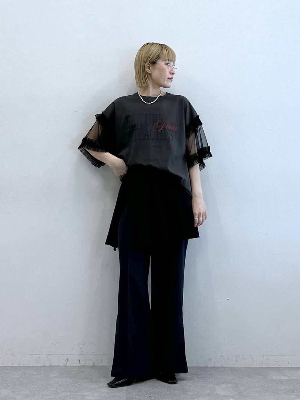 グレー系のTシャツ/カットソー、その他のスラックス、ブラック系のスカートを着用したレディースの夏コーディネートの2枚目の写真