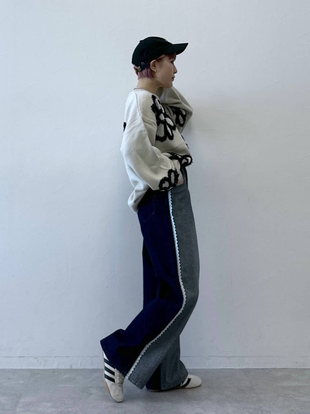 ホワイト系のニット/セーター、ブルー系のデニムパンツ、ホワイト系のスニーカーを着用したレディースの冬コーディネートの4枚目の写真