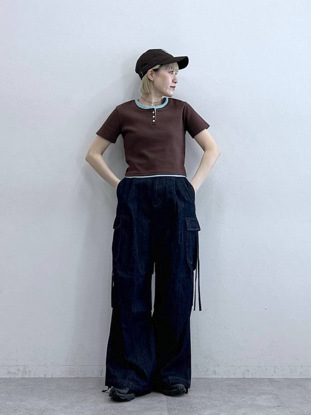 ブルー系のデニムパンツ、ブラウン系のTシャツ/カットソーを着用したレディースの夏コーディネートの3枚目の写真