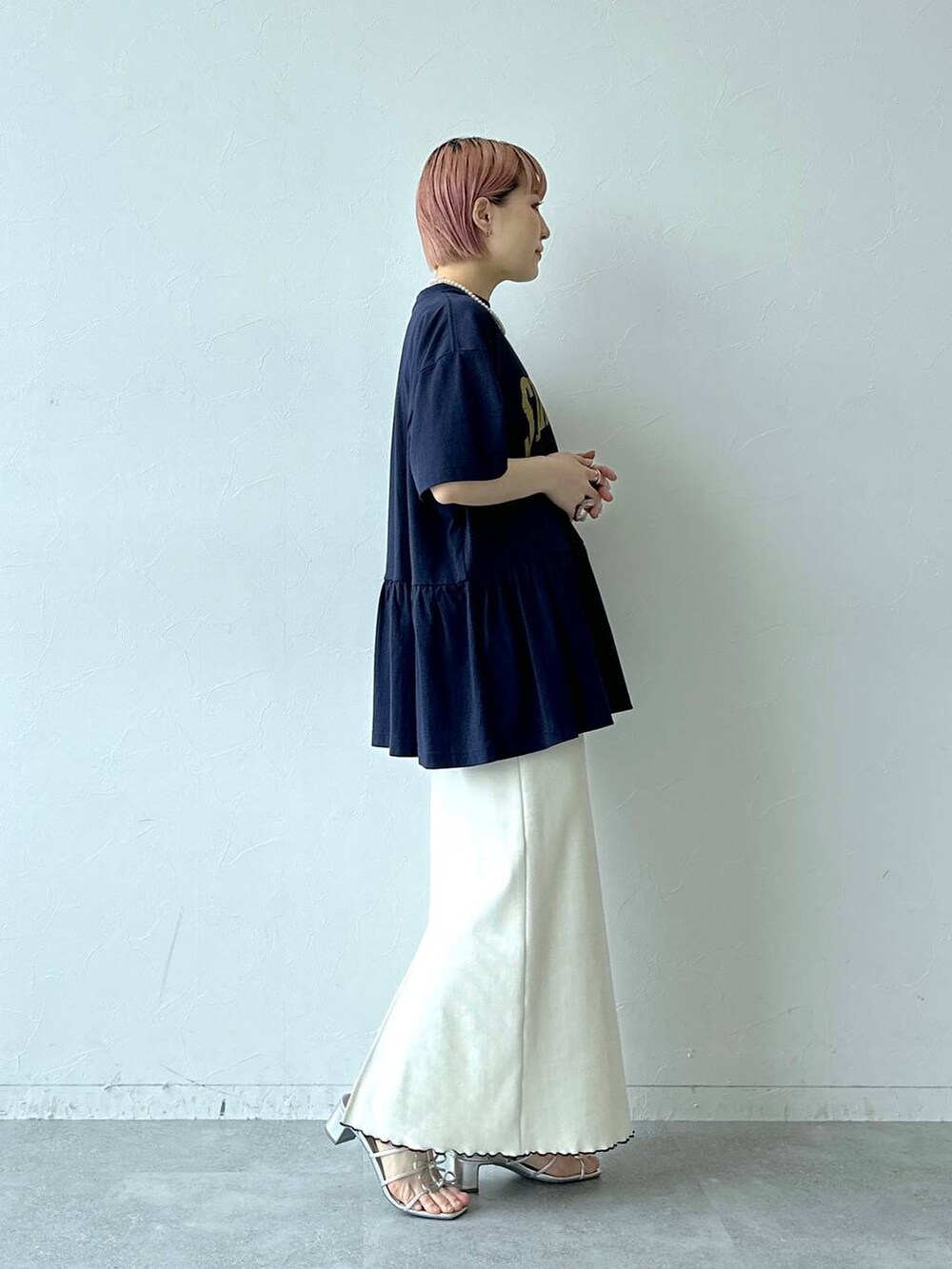 ブルー系のTシャツ/カットソー、ホワイト系のスカートを着用したレディースの春コーディネートの6枚目の写真