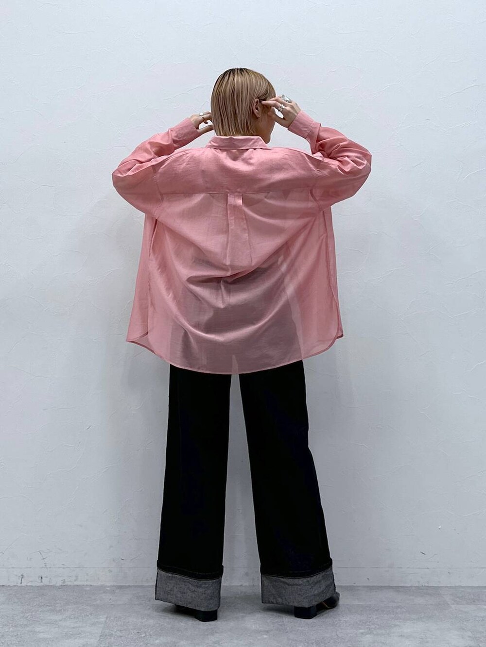 ブラック系のデニムパンツ、ピンク系のシャツ/ブラウスを着用したレディースの春コーディネートの5枚目の写真