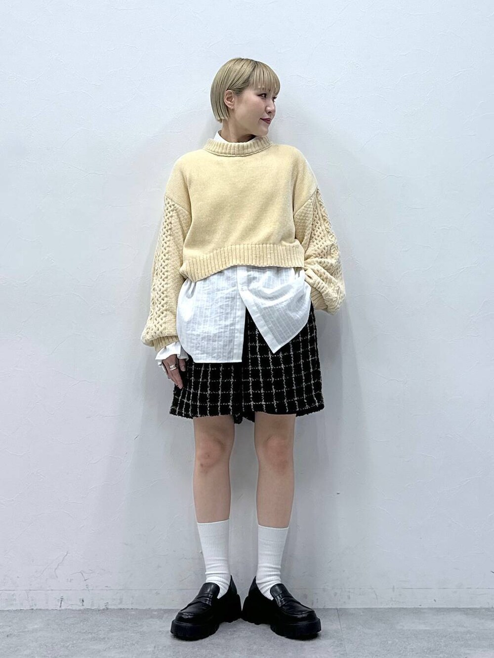 ホワイト系のニット/セーター、ホワイト系のシャツ/ブラウス、ブラウン系のその他パンツを着用したレディースの冬コーディネートの2枚目の写真