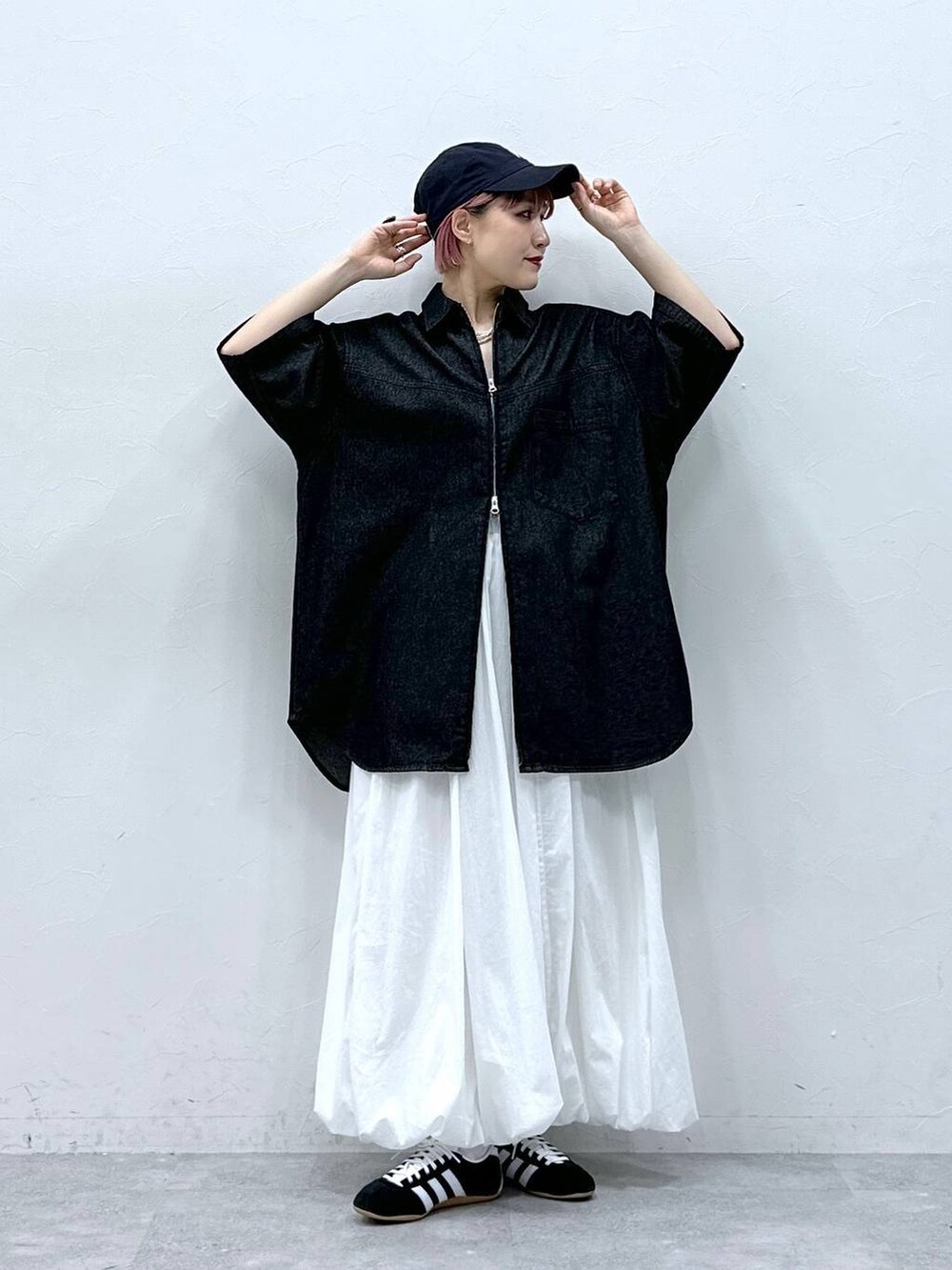 ブラック系のシャツ/ブラウス、ホワイト系のスカートを着用したレディースの春コーディネートの2枚目の写真