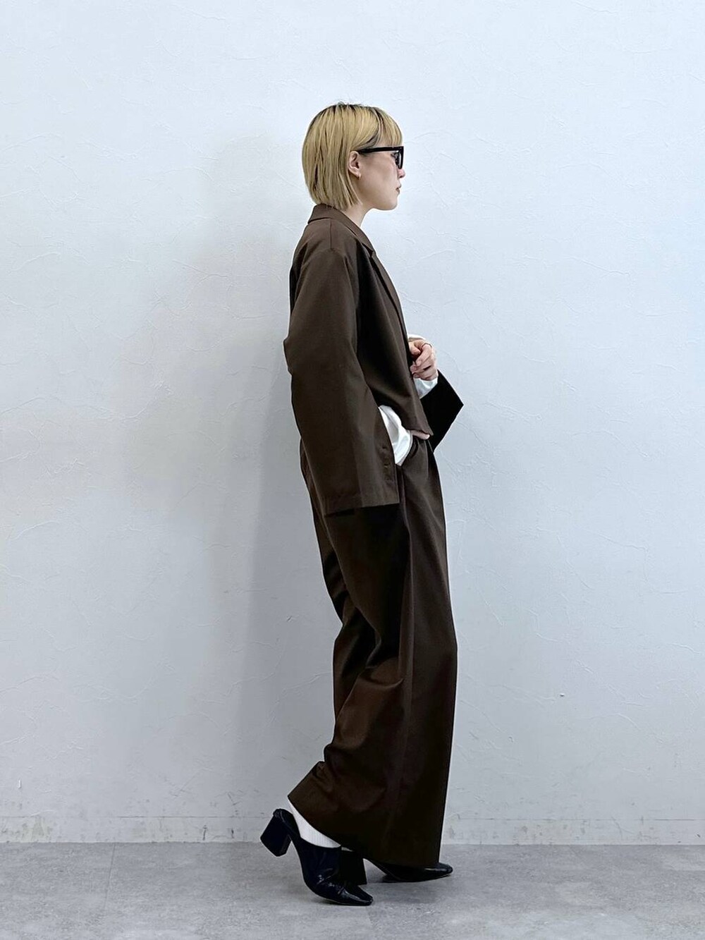 その他のベルト、グレー系のメガネを着用したレディースの夏コーディネートの6枚目の写真