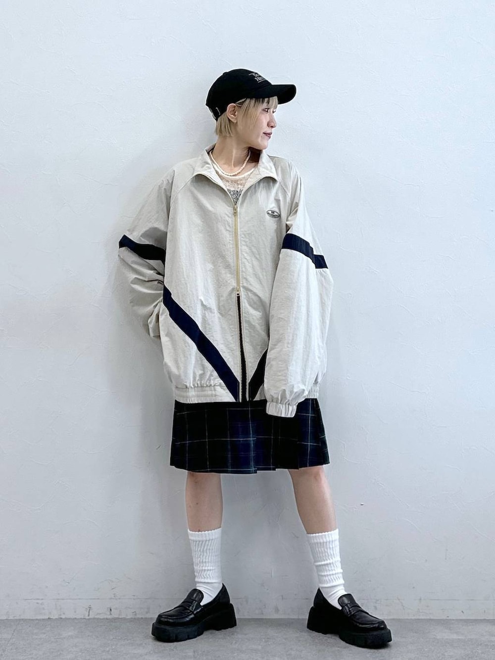 ブラック系のローファー、ホワイト系のTシャツ/カットソー、ホワイト系のブルゾンを着用したレディースの秋コーディネートの3枚目の写真