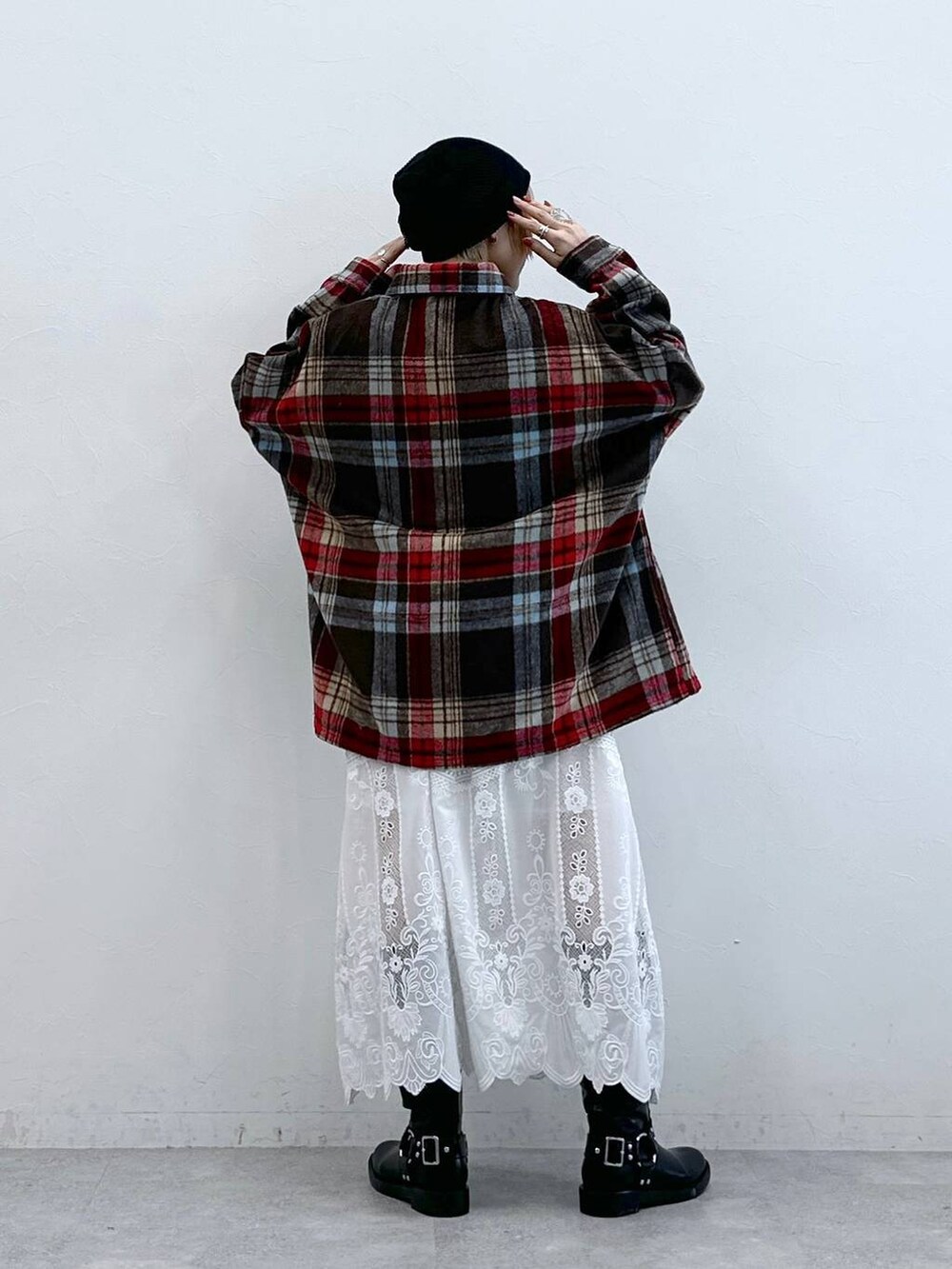 ブラウン系のシャツ/ブラウス、ブラック系のブーツ、ホワイト系のスカートを着用したレディースの秋コーディネートの4枚目の写真