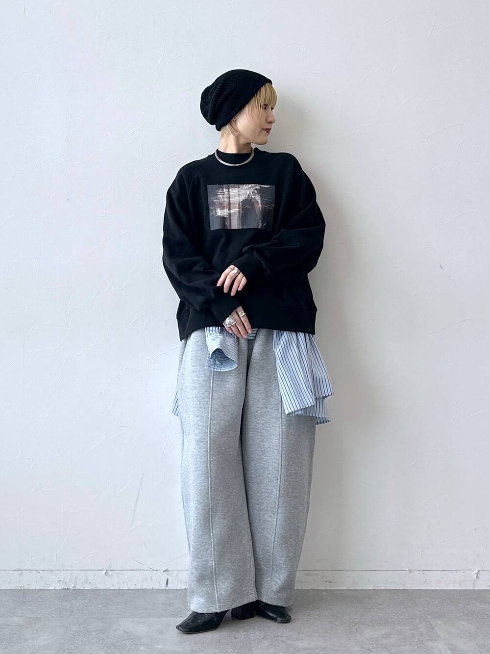 ブラック系のスウェット、グレー系のスウェットパンツ、ブルー系のTシャツ/カットソーを着用したレディースの冬コーディネートの2枚目の写真