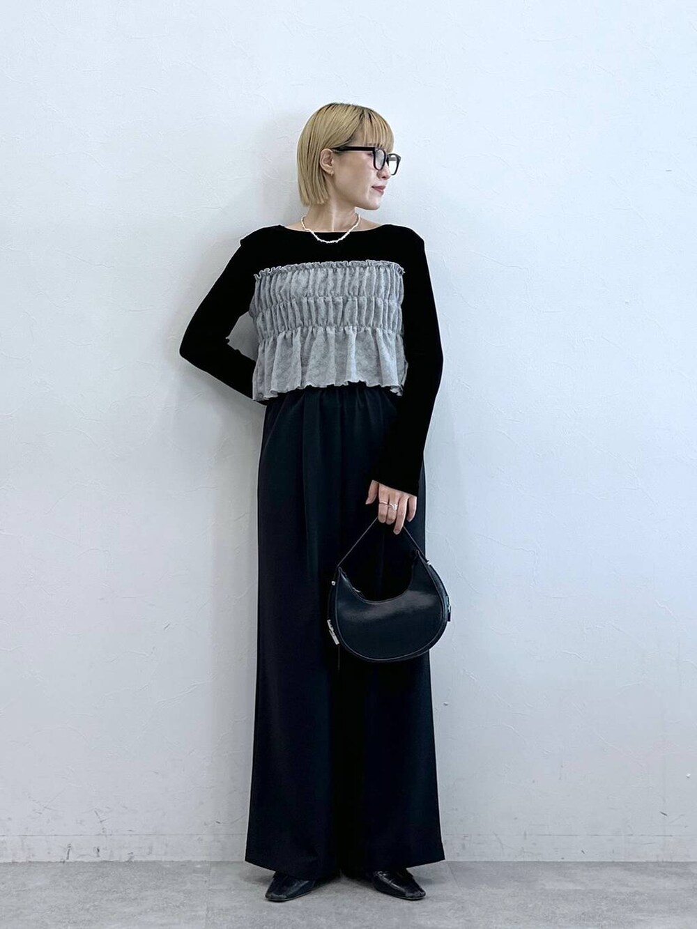 ブラック系のスラックス、ブラック系のTシャツ/カットソー、グレー系のメガネを着用したレディースの夏コーディネートの3枚目の写真