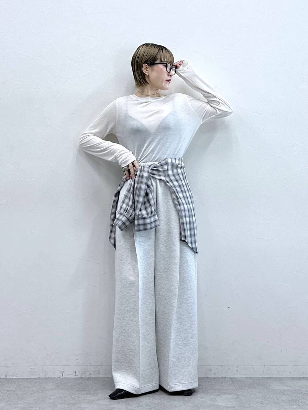 ホワイト系のスウェットパンツ、ブラック系のシャツ/ブラウス、ホワイト系のTシャツ/カットソーを着用したレディースの冬コーディネートの2枚目の写真