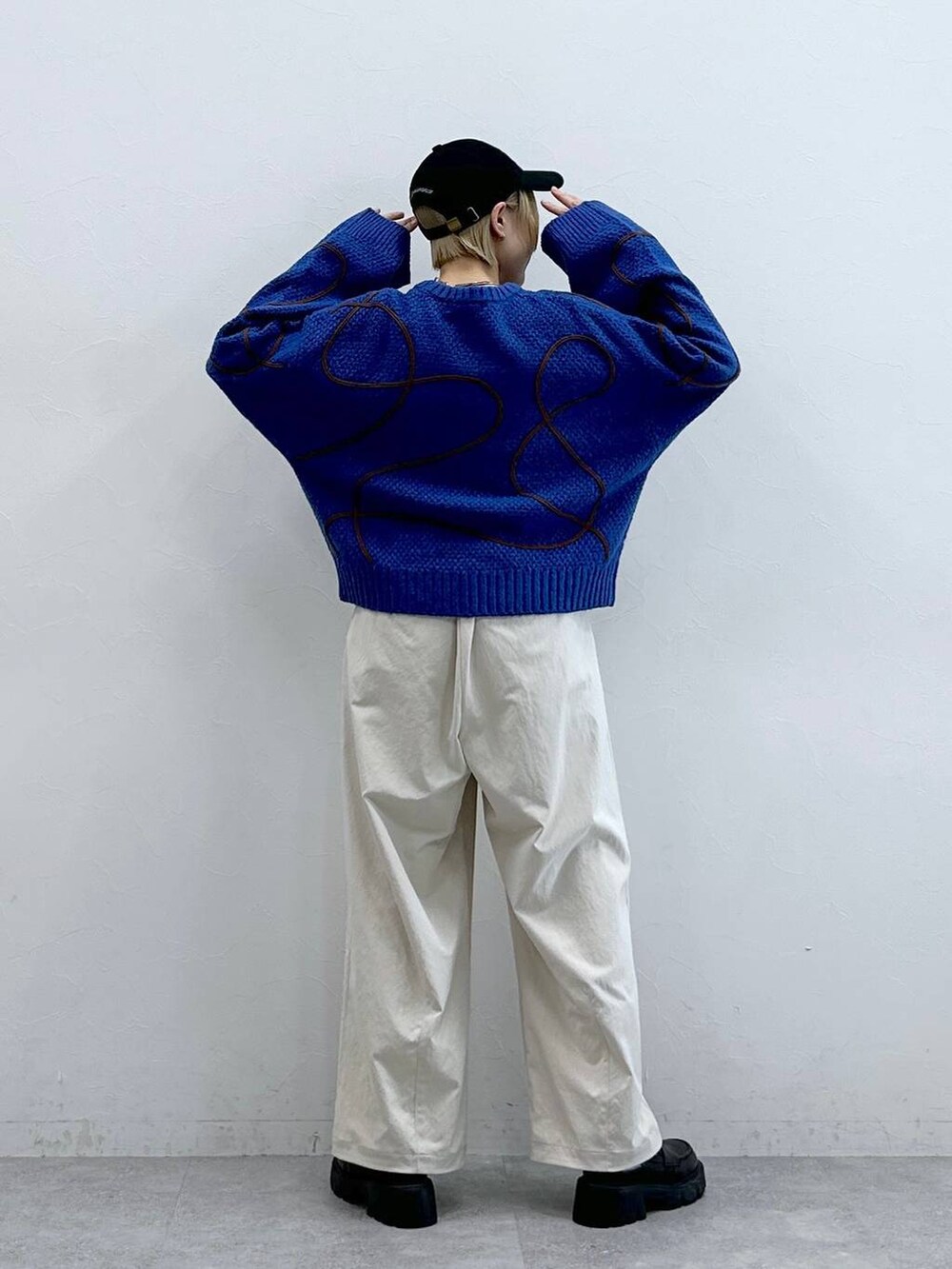 ブラック系のローファー、ホワイト系のTシャツ/カットソー、ホワイト系のチノパンツを着用したレディースの秋コーディネートの7枚目の写真