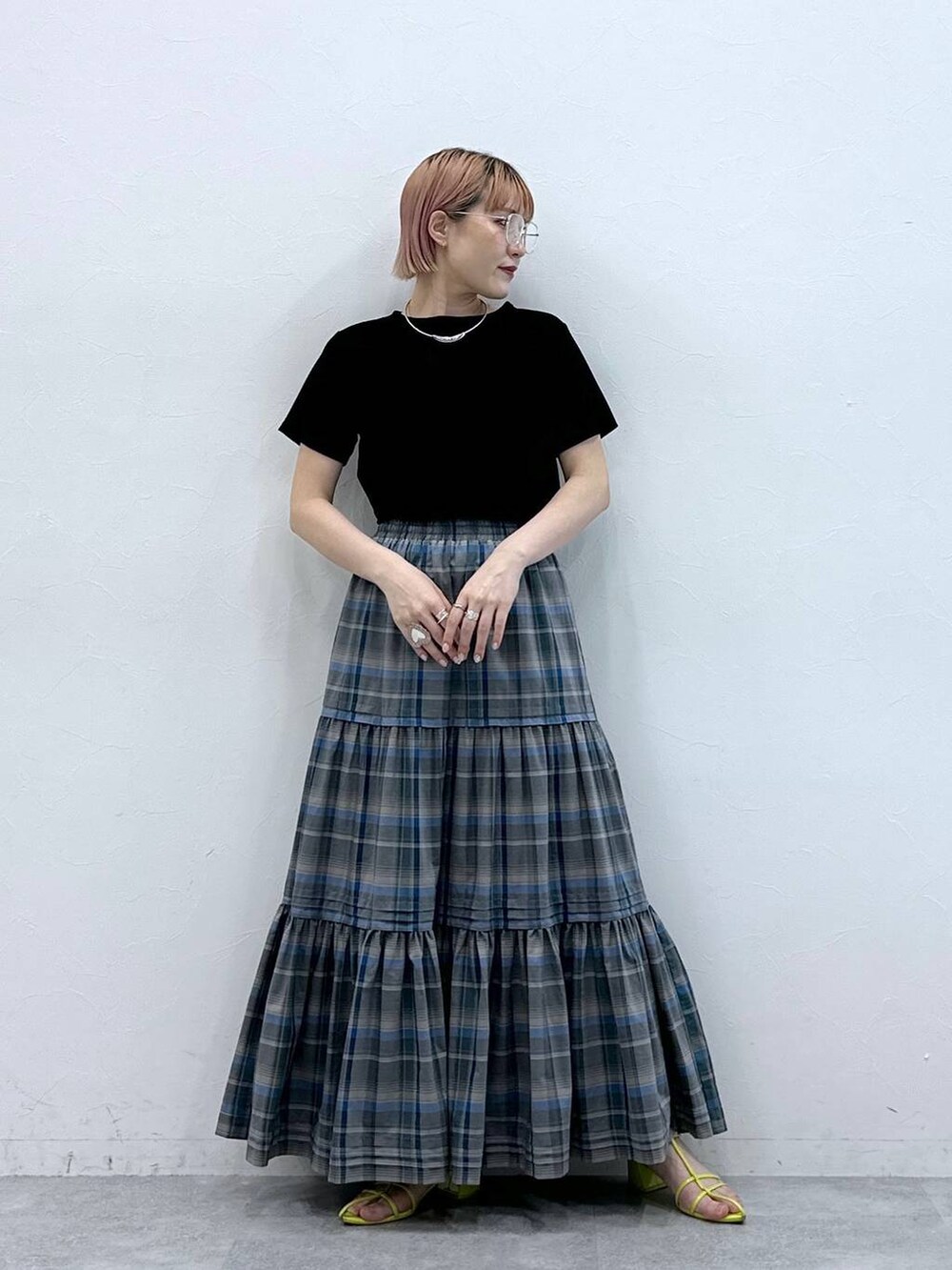 ブラック系のTシャツ/カットソー、シルバー系のネックレス、ブラック系のメガネを着用したレディースの春コーディネートの3枚目の写真