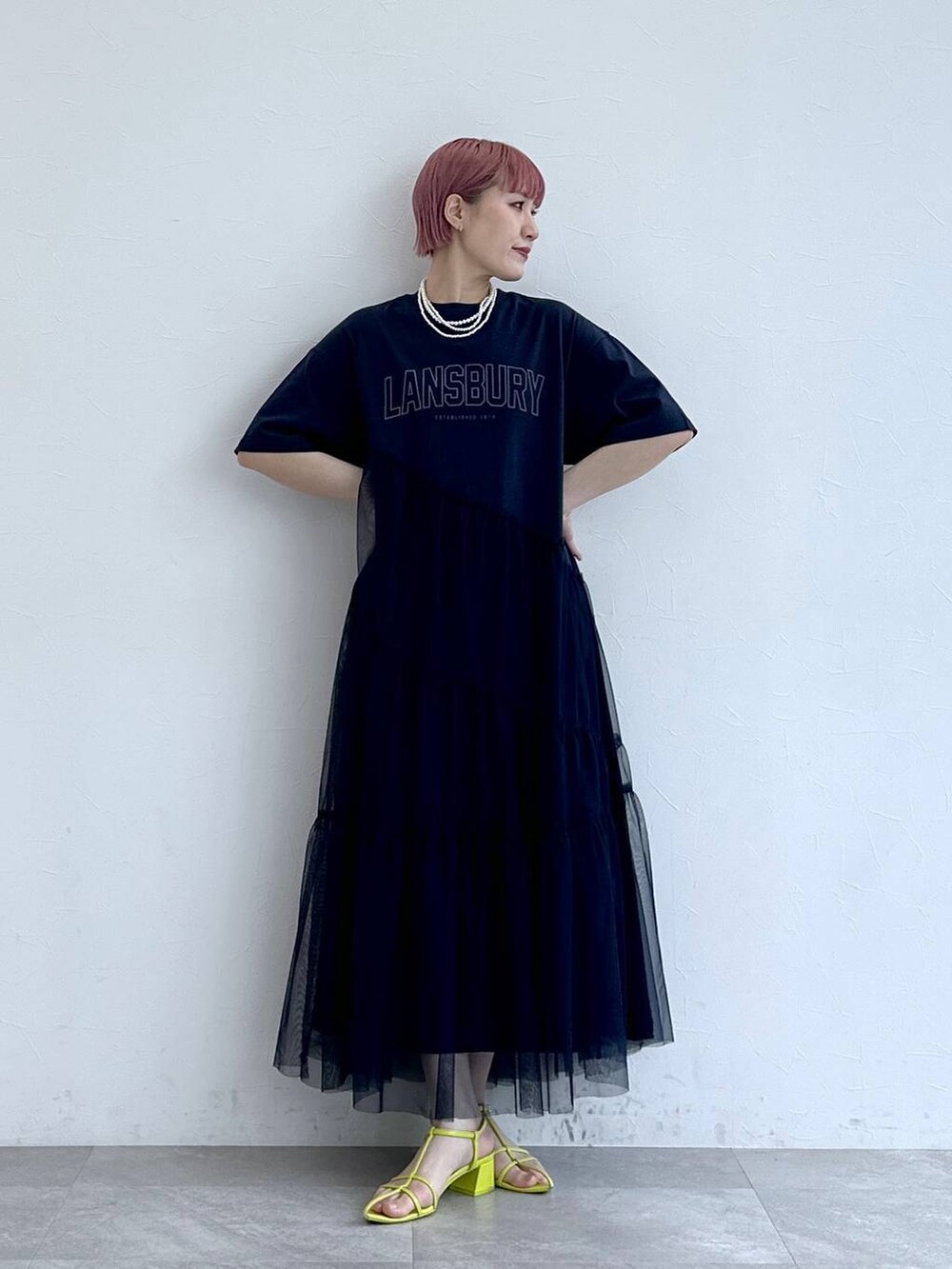 ブルー系のワンピースを着用したレディースの春コーディネートの3枚目の写真