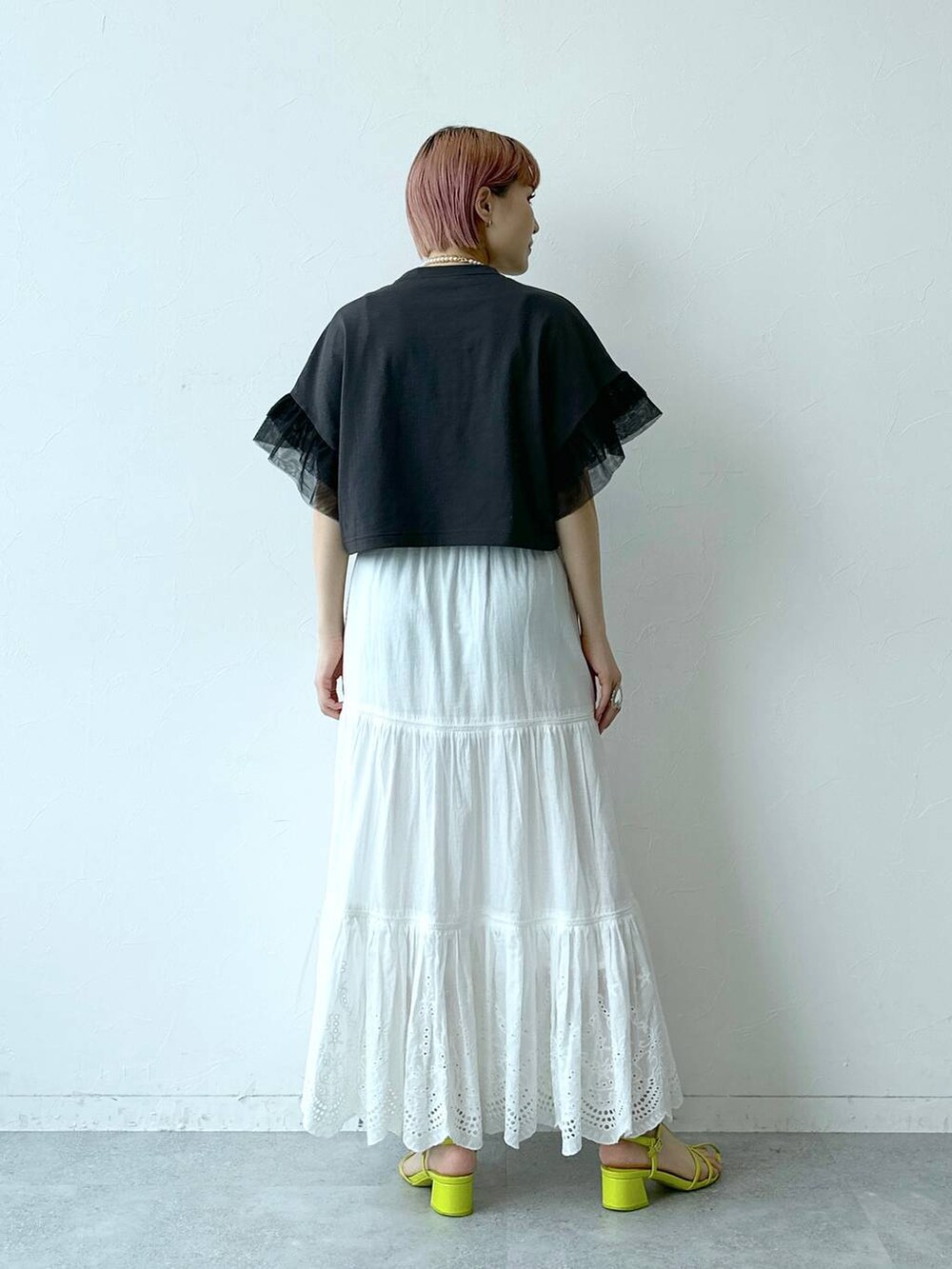 ブラック系のTシャツ/カットソー、ホワイト系のスカートを着用したレディースの春コーディネートの5枚目の写真