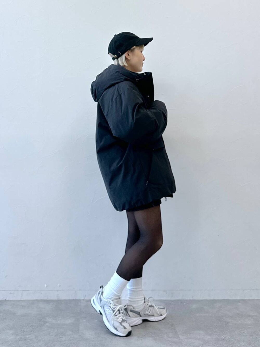 ブラック系のダウンジャケット/コート、ブラック系のその他パンツ、ピンク系のTシャツ/カットソーを着用したレディースの冬コーディネートの3枚目の写真