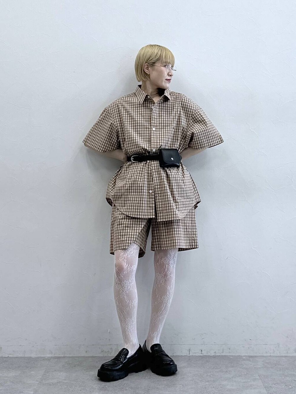 ブラック系のローファー、ベージュ系のその他パンツ、ベージュ系のシャツ/ブラウスを着用したレディースの春コーディネートの2枚目の写真