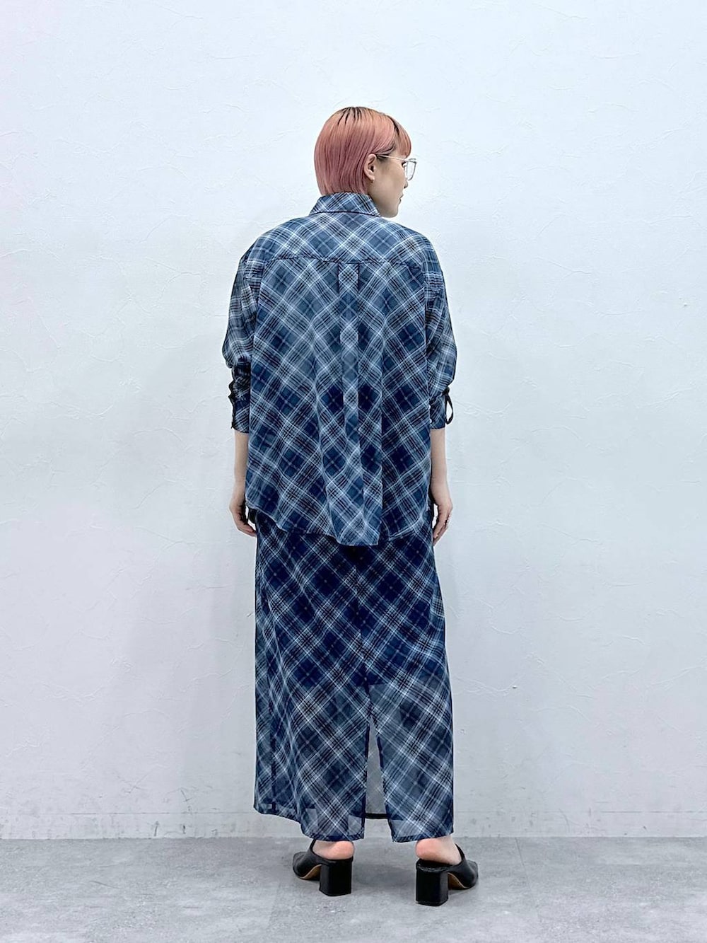 ブルー系のスカート、ブルー系のシャツ/ブラウスを着用したレディースの春コーディネートの6枚目の写真