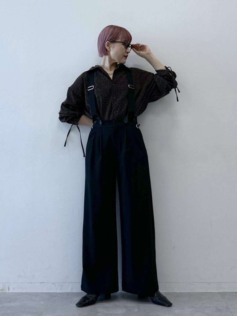 ブラウン系のシャツ/ブラウス、ブラック系のスラックスを着用したレディースの冬コーディネートの6枚目の写真