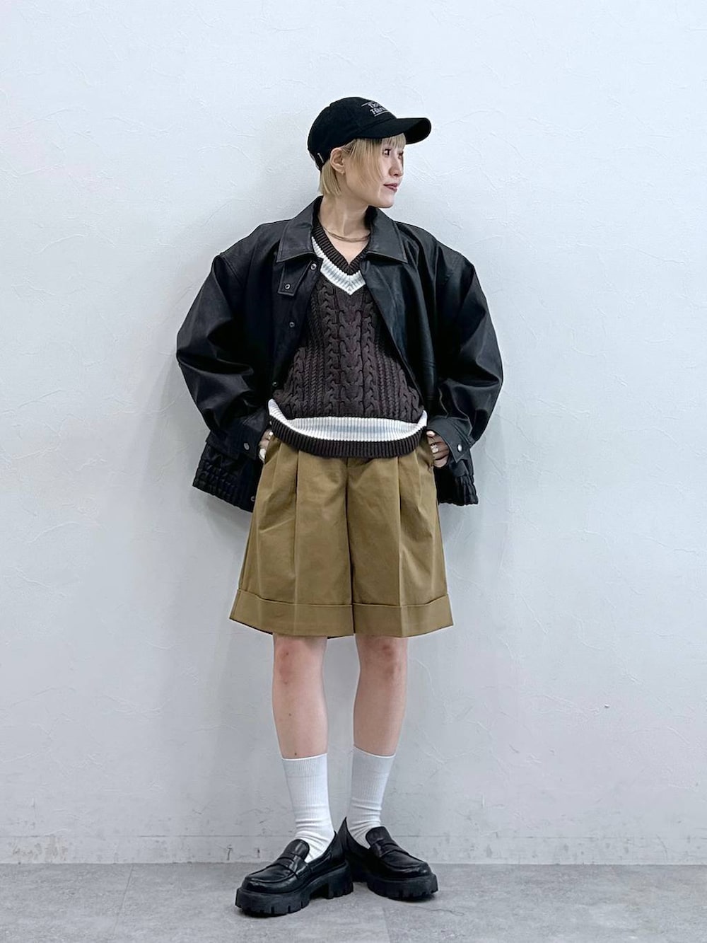 ブラック系のローファー、ブラック系のブルゾン、ブラウン系のニット/セーターを着用したレディースの秋コーディネートの2枚目の写真