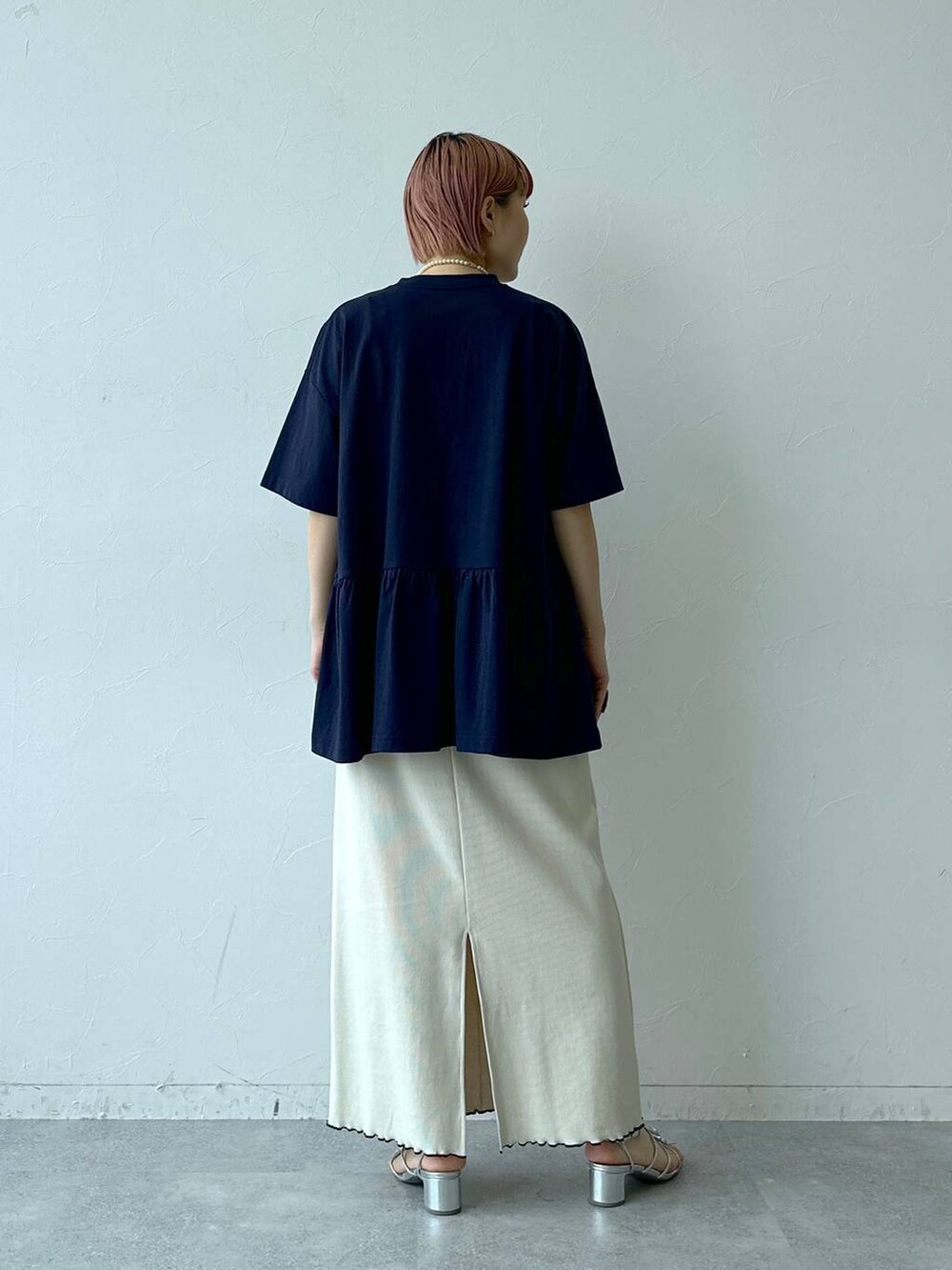 ブルー系のTシャツ/カットソー、ホワイト系のスカートを着用したレディースの春コーディネートの7枚目の写真