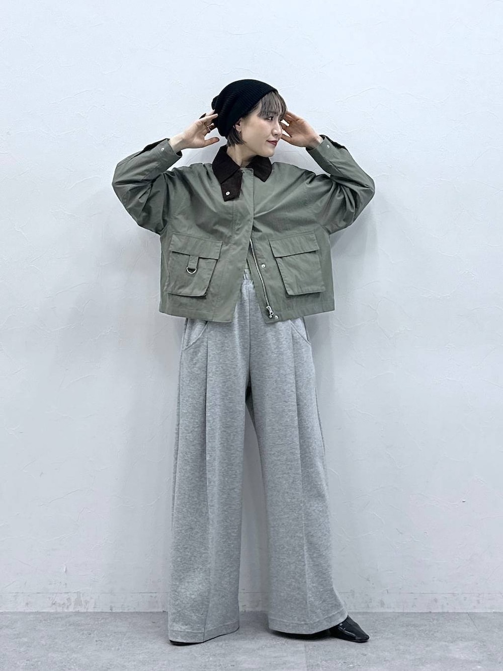 グリーン系のブルゾン、グレー系のスウェットパンツ、ブラック系のニットキャップ/ビーニーを着用したレディースの春コーディネートの2枚目の写真