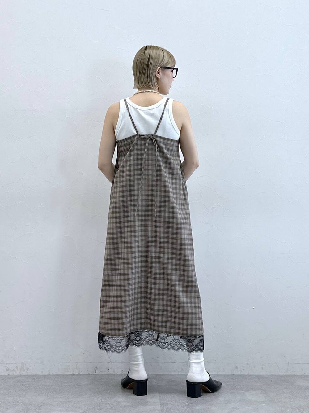 ホワイト系のタンクトップ、グレー系のワンピース、グレー系のメガネを着用したレディースの夏コーディネートの6枚目の写真