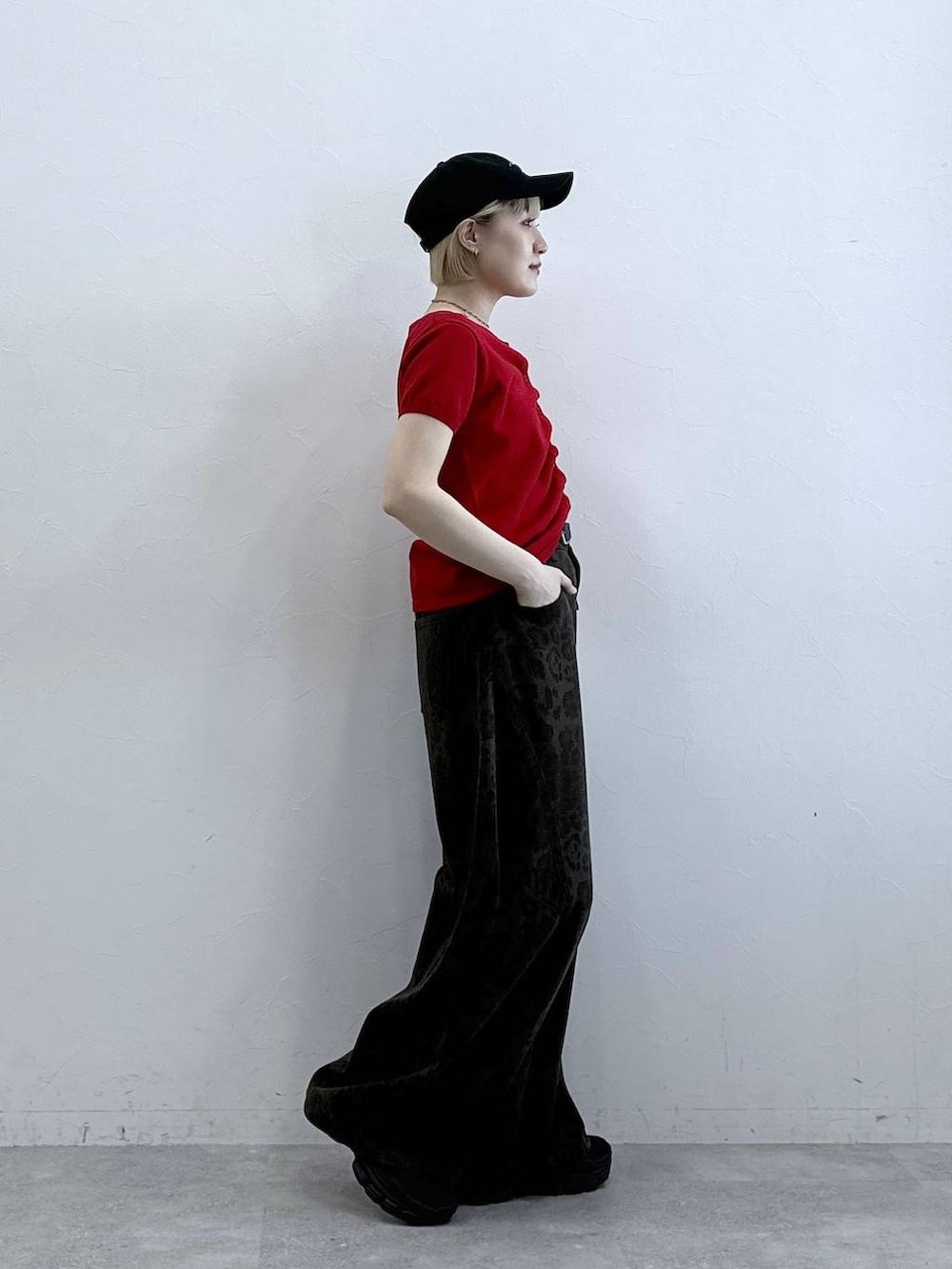 ブラック系のサンダル、ブラウン系のデニムパンツ、レッド系のカーディガン/ボレロを着用したレディースの春コーディネートの4枚目の写真