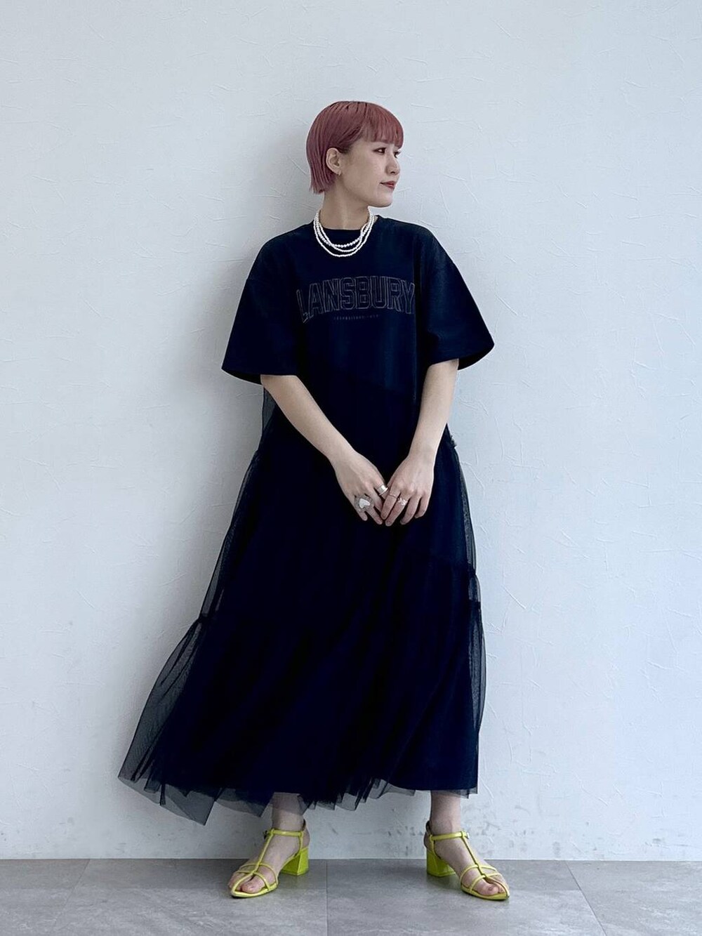 ブルー系のワンピースを着用したレディースの春コーディネートの4枚目の写真