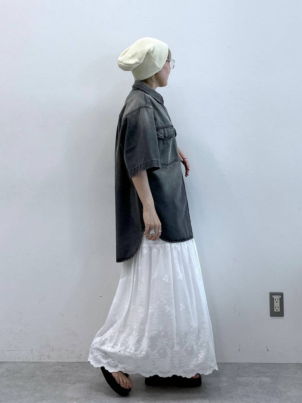 ホワイト系のスカート、グレー系のシャツ/ブラウス、その他のサングラスを着用したレディースの夏コーディネートの3枚目の写真