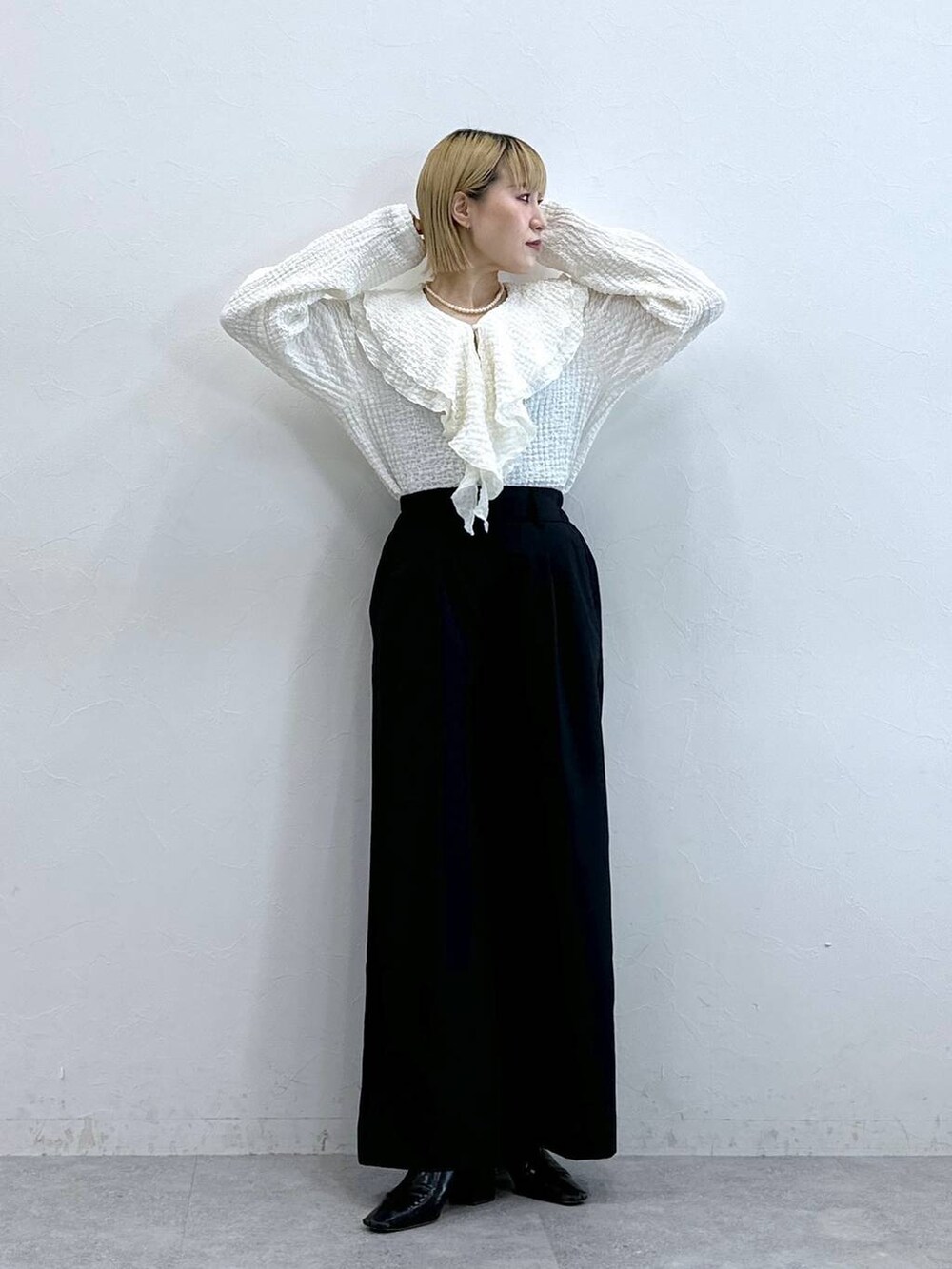 ブラック系のテーラードジャケット、ホワイト系のシャツ/ブラウスを着用したレディースの夏コーディネートの2枚目の写真