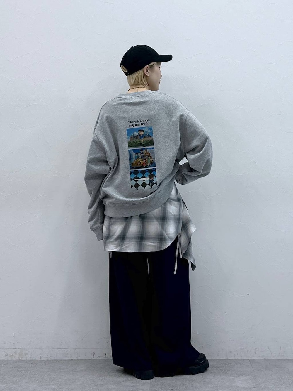 ブラック系のローファー、ブルー系のシャツ/ブラウス、ブルー系のスラックスを着用したレディースの春コーディネートの3枚目の写真