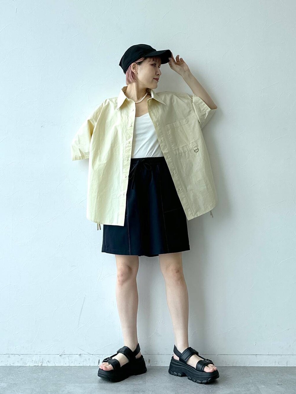 ブラック系のサンダル、ブルー系のスラックス、イエロー系のシャツ/ブラウスを着用したレディースの春コーディネートの3枚目の写真