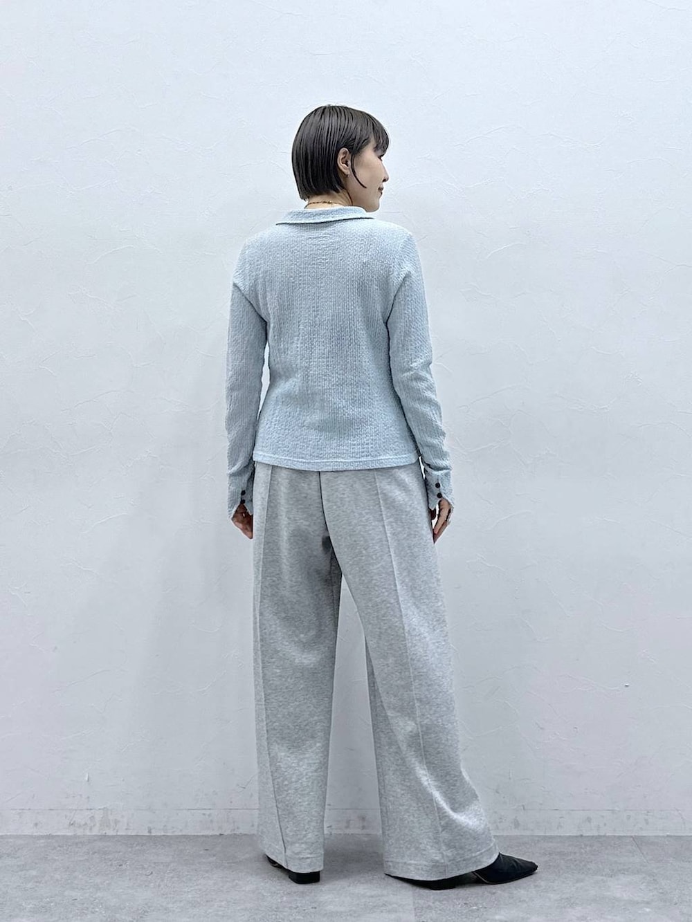 グレー系のスウェットパンツ、ブルー系のカーディガン/ボレロを着用したレディースの春コーディネートの6枚目の写真