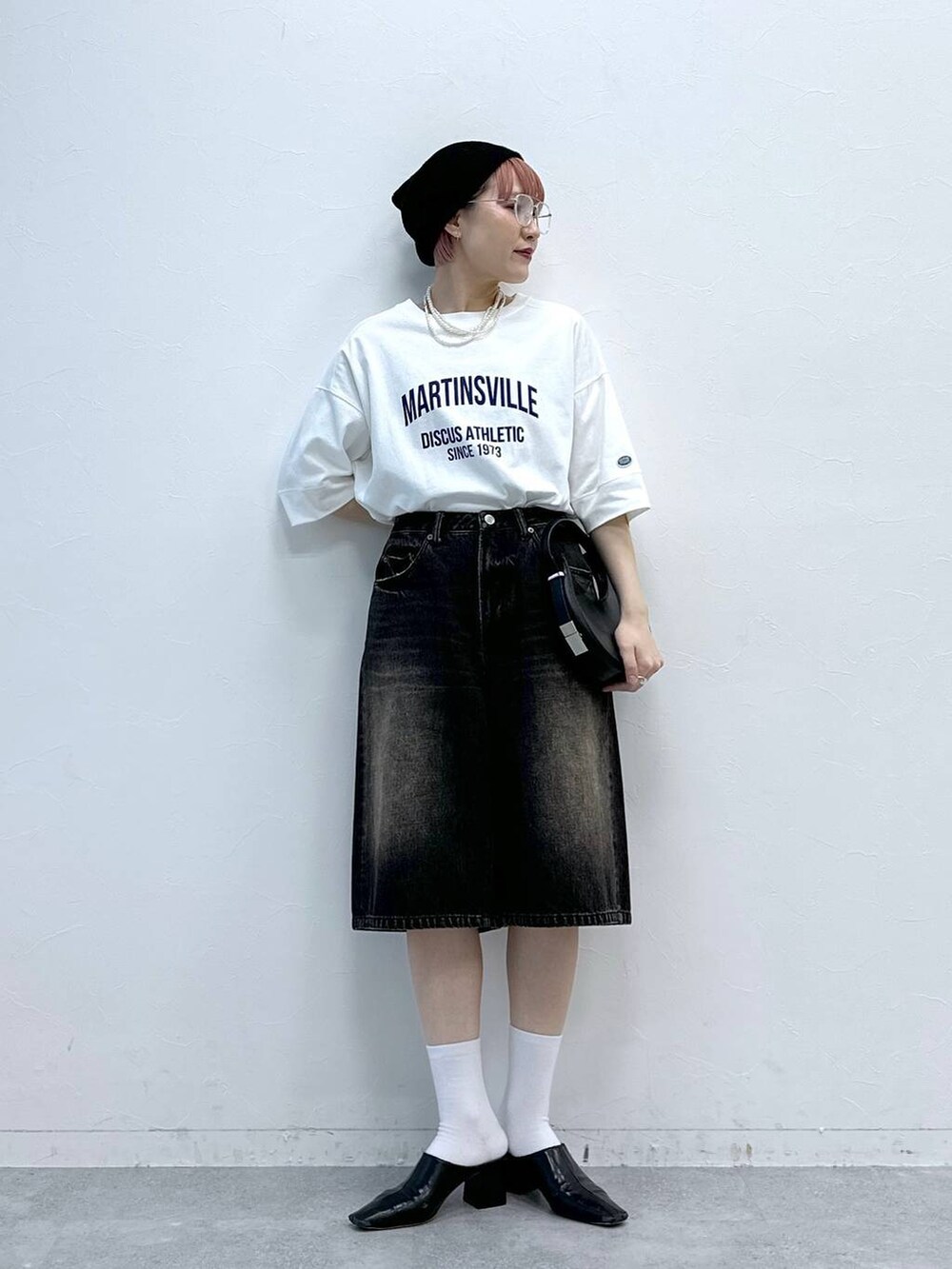 ブラック系のデニムパンツ、ホワイト系のTシャツ/カットソーを着用したレディースの春コーディネートの3枚目の写真