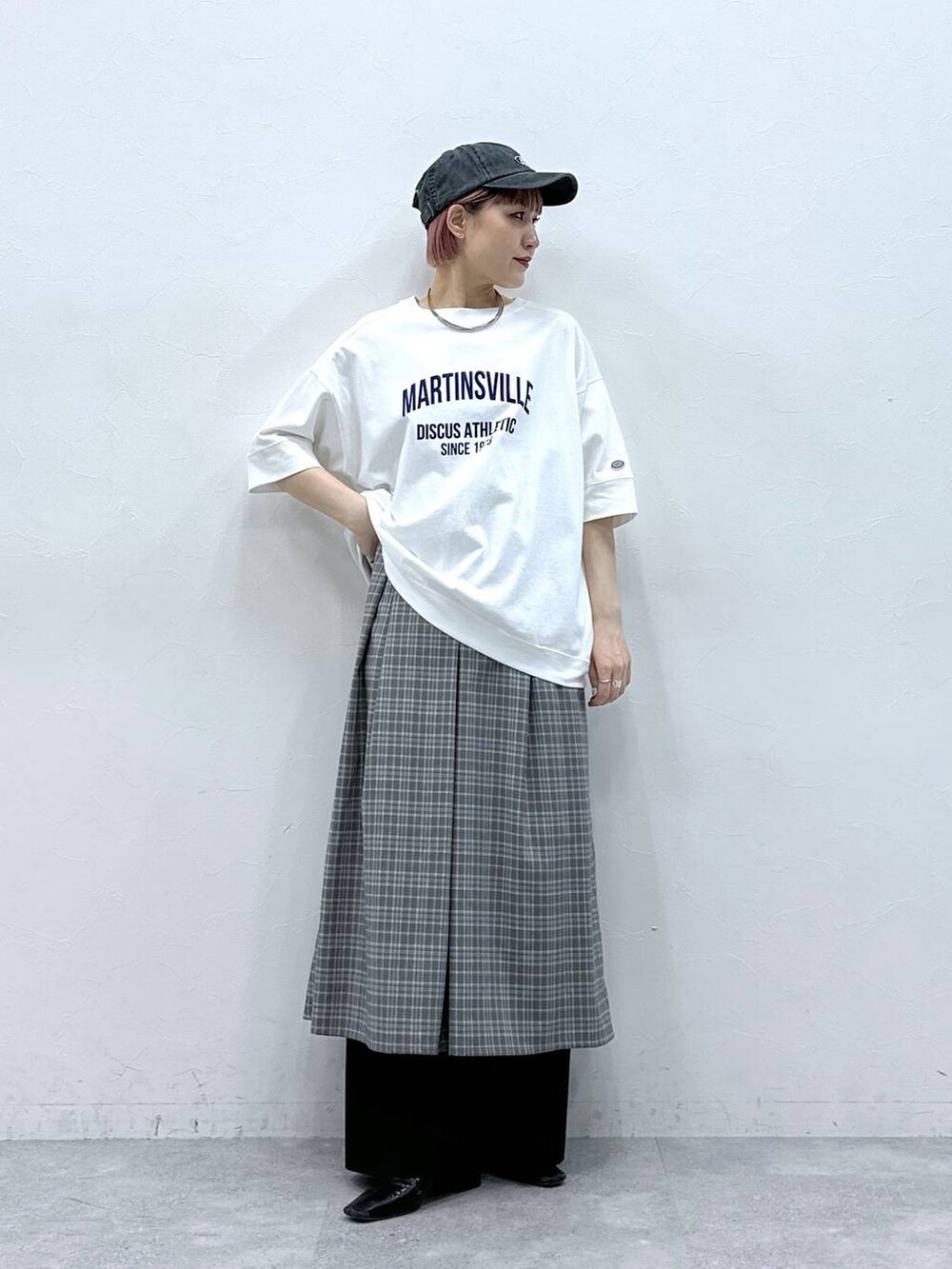 ホワイト系のTシャツ/カットソー、グレー系のワンピース、ブラック系のスラックスを着用したレディースの春コーディネートの4枚目の写真