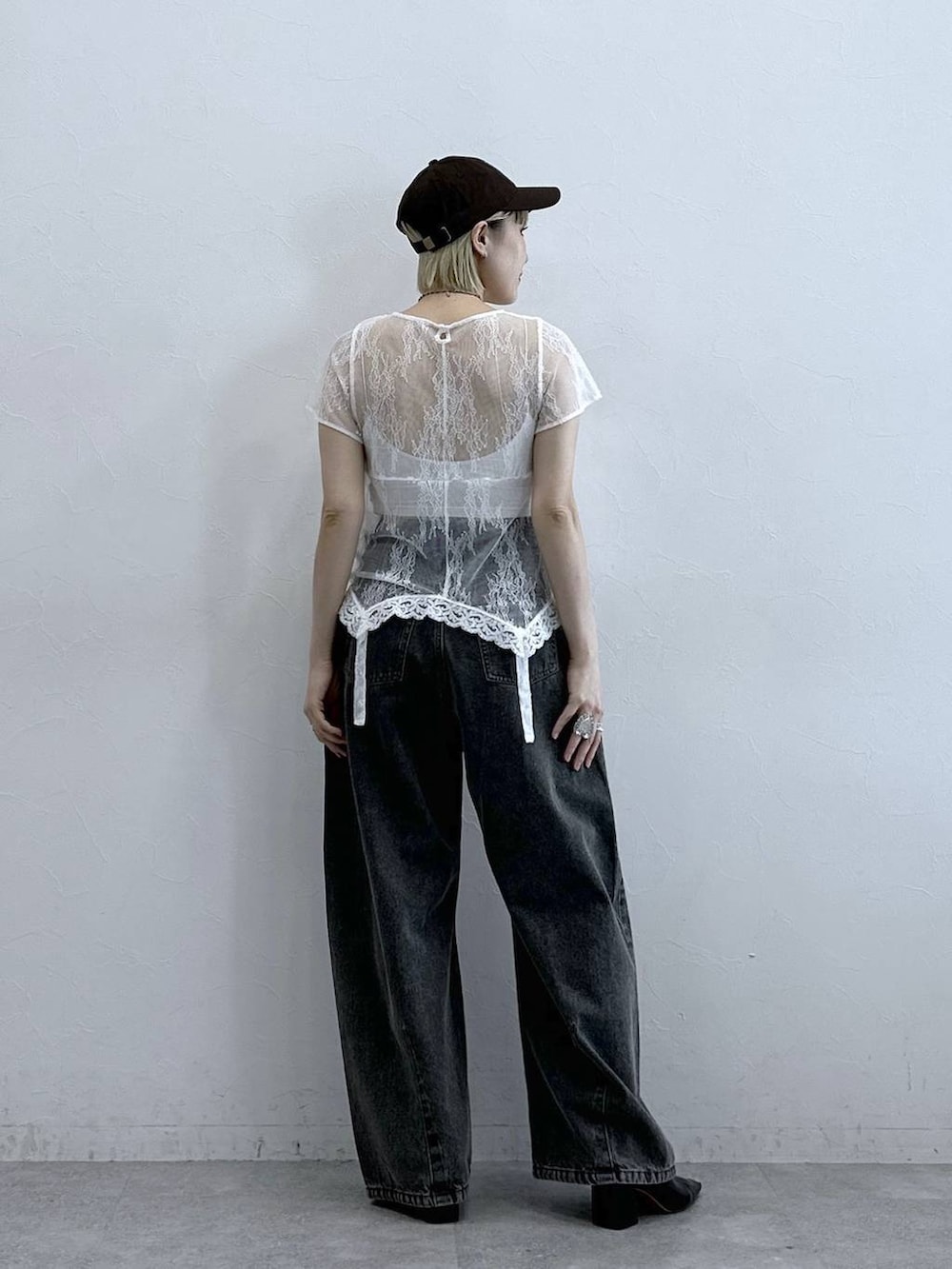 グレー系のデニムパンツ、ホワイト系のTシャツ/カットソー、ホワイト系のブラジャーを着用したレディースの夏コーディネートの5枚目の写真