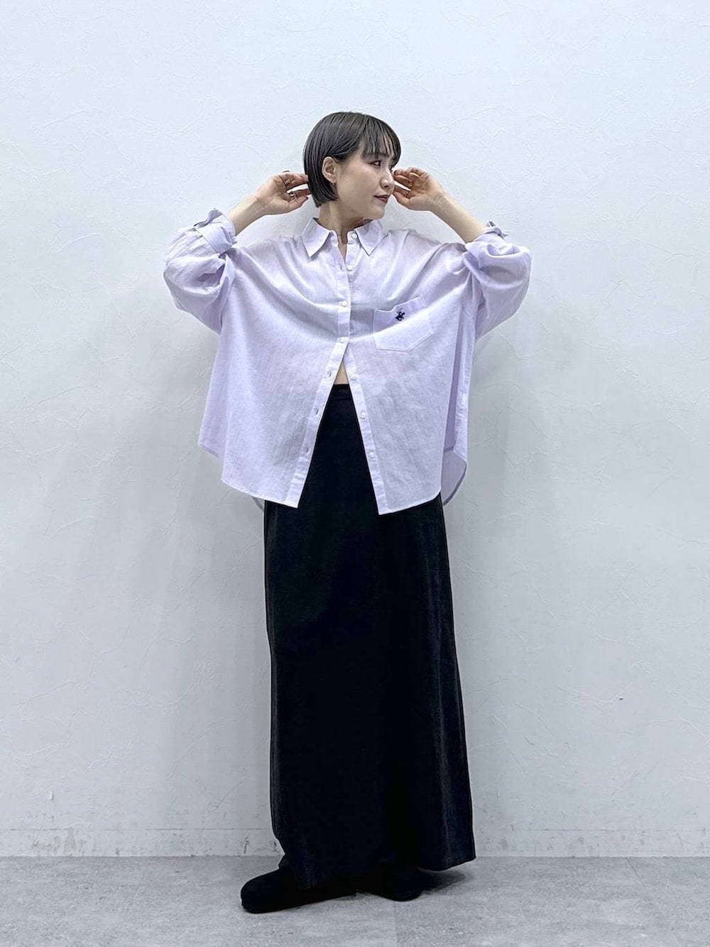 パープル系のシャツ/ブラウス、ブラック系のモカシン/デッキシューズ、ブラック系のスカートを着用したレディースの春コーディネートの2枚目の写真