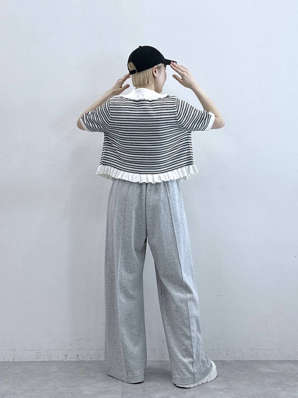 グレー系のスウェットパンツ、ブラック系のキャミソール、ホワイト系のカーディガン/ボレロを着用したレディースの春コーディネートの5枚目の写真