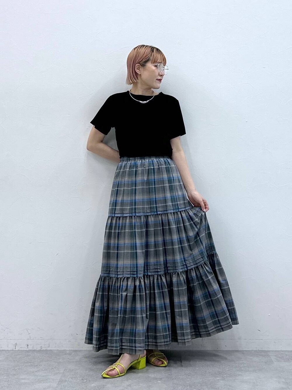 ブラック系のTシャツ/カットソー、シルバー系のネックレス、ブラック系のメガネを着用したレディースの春コーディネートの4枚目の写真