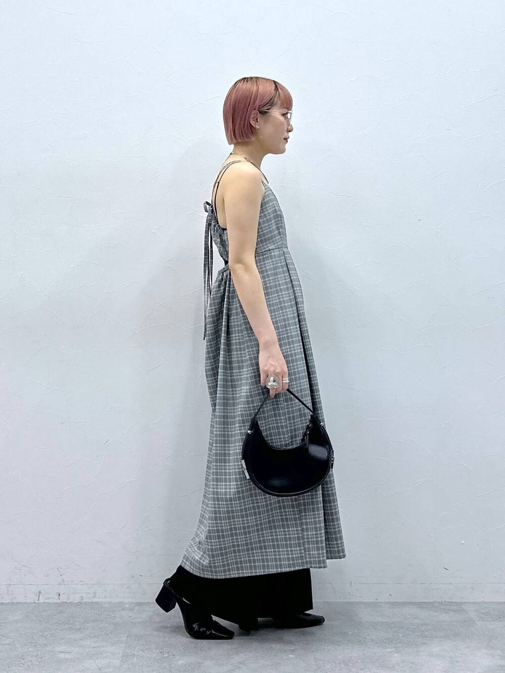 グレー系のワンピース、ブラック系のスラックスを着用したレディースの春コーディネートの4枚目の写真