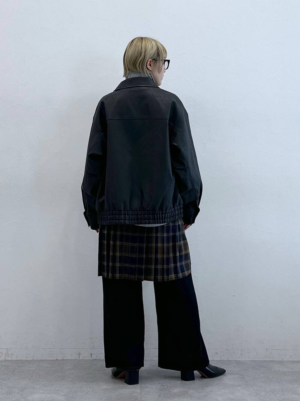 ブラック系のデニムパンツ、グレー系のスウェット、ブラウン系のブルゾンを着用したレディースの秋コーディネートの5枚目の写真