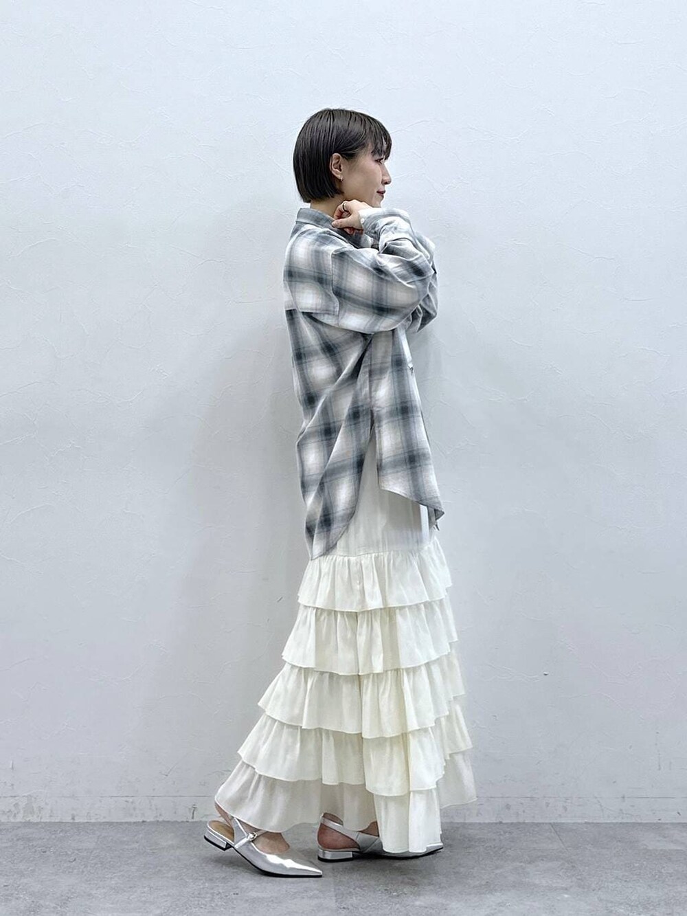 シルバー系のパンプス、ブルー系のシャツ/ブラウス、ホワイト系のスカートを着用したレディースの春コーディネートの5枚目の写真