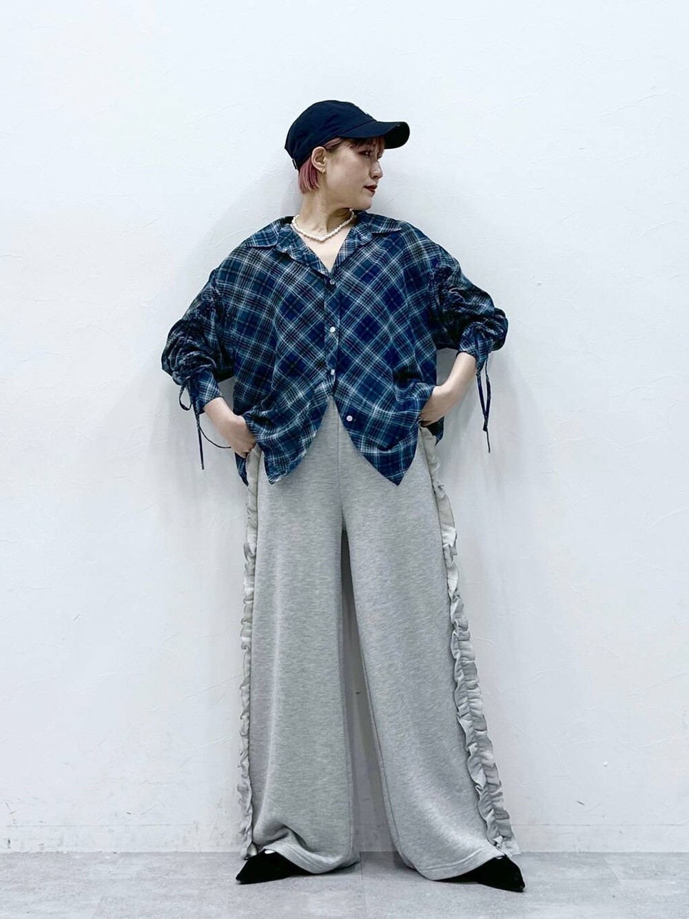 グレー系のスウェットパンツ、ブルー系のシャツ/ブラウス、ホワイト系のネックレスを着用したレディースの春コーディネートの3枚目の写真