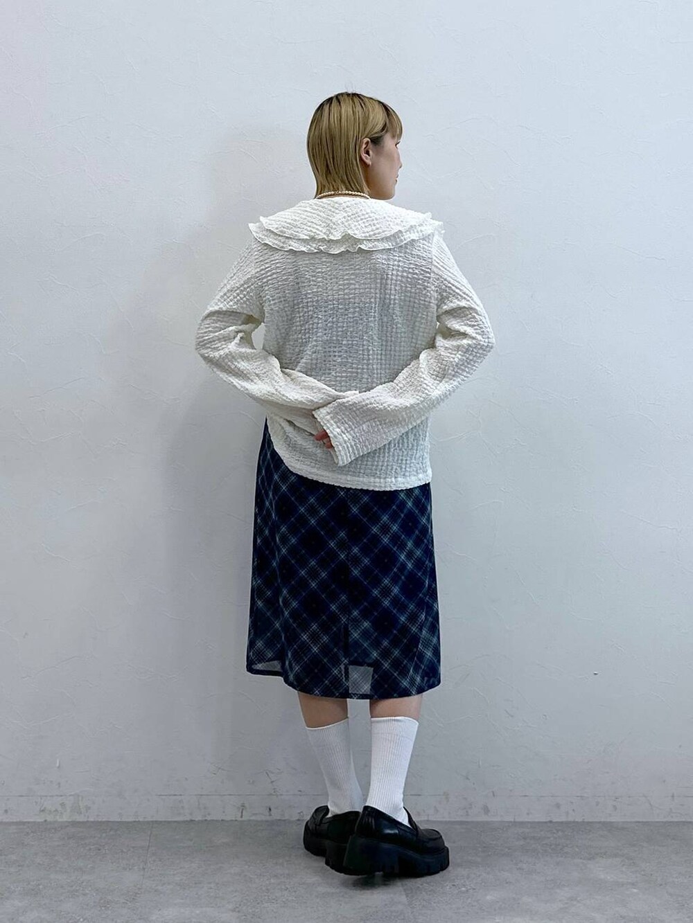 ブラック系のローファー、ブルー系のスカート、ホワイト系のシャツ/ブラウスを着用したレディースの夏コーディネートの5枚目の写真